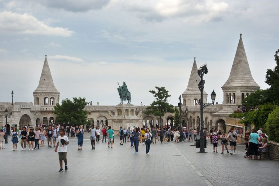 Budapest: Multilingual Highlights Tour - Guides, languages, and group size