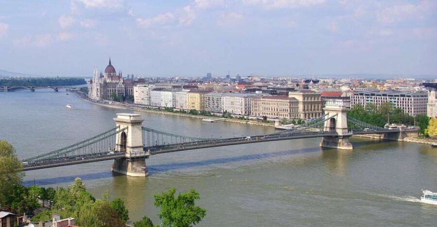 Budapest: Multilingual Highlights Tour - Meeting beside Saint Stephen’s Basilica
