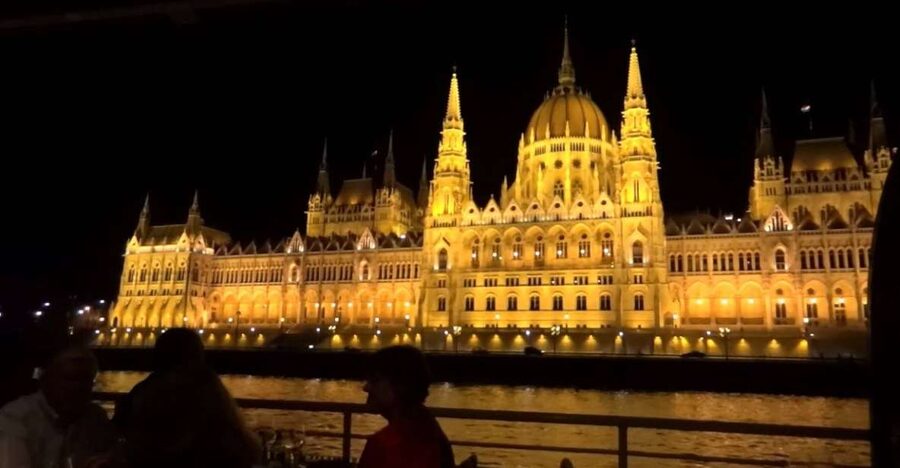 Budapest: Night Walking Tour with River Cruise and Wine - Meeting the guide at the Hungarian State Opera House