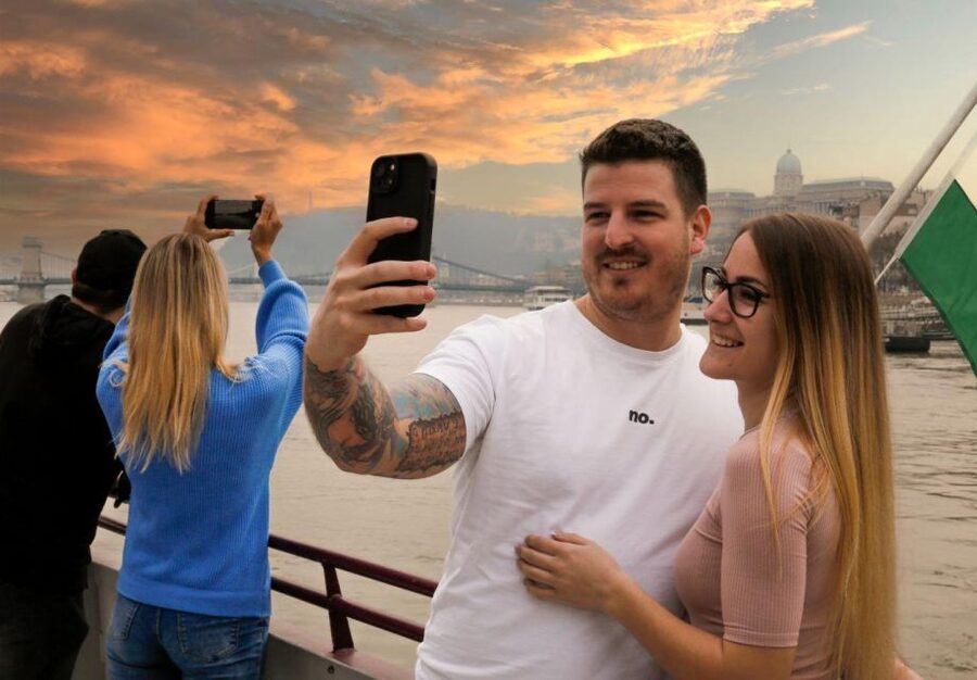 Budapest: Nighttime or Daytime Sightseeing Cruise - Key points at a glance