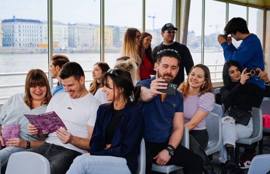 Budapest: Nighttime or Daytime Sightseeing Cruise - Audio guides, screens, and onboard service
