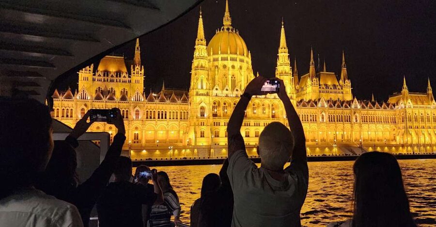 Budapest: Nighttime or Daytime Sightseeing Cruise - Elizabeth Bridge and Liberty Bridge