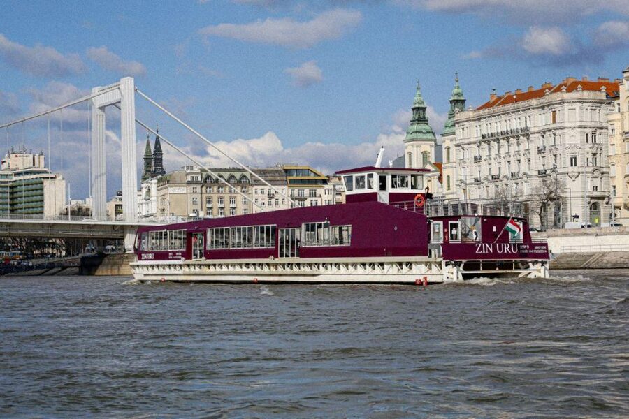 Budapest: Nighttime or Daytime Sightseeing Cruise - Gellért Hill and the Royal Palace
