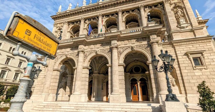 Budapest: Opera House Guided Tour - The grand staircase and the first impression