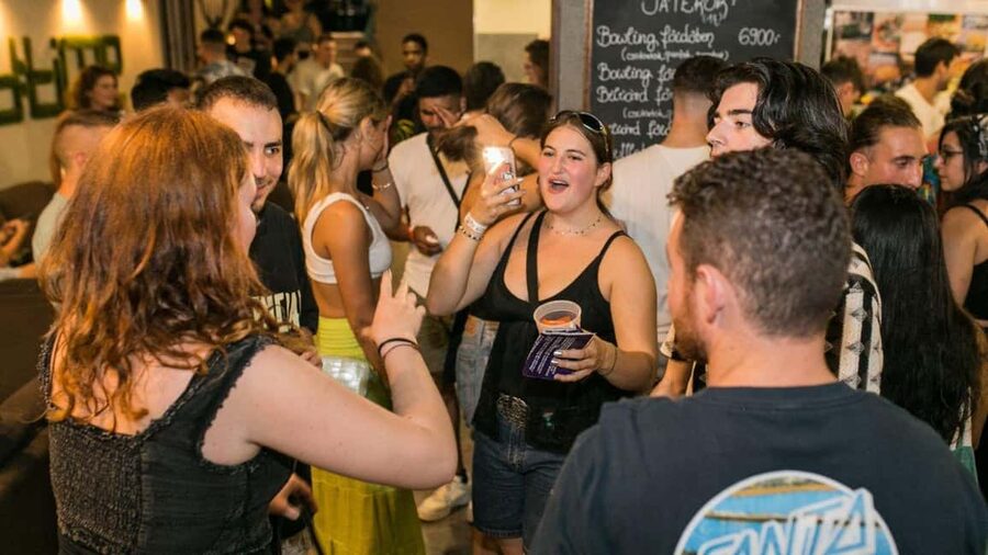 Budapest: Party District Bar-Hop with 2hr Unlimited Drinks - Starting at ManyTime Bar on Király utca