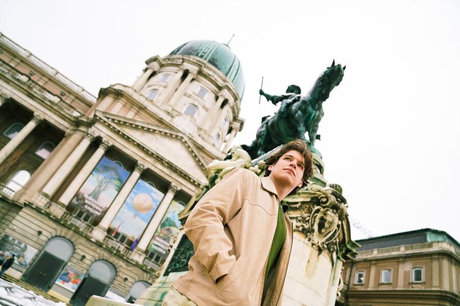 Budapest: Photo Session with Professional Local Photographer - What the Photographer Does During the Session