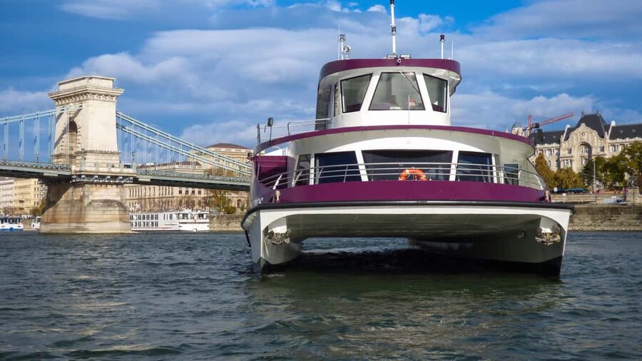 Budapest: Pizza Cruise - Boarding near Elizabeth Bridge on the Pest side