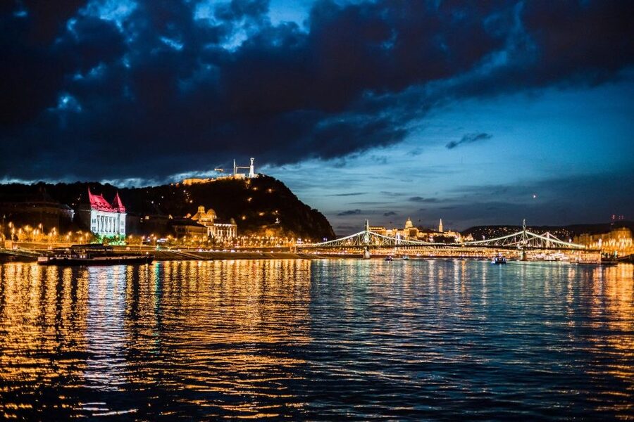 Budapest: Premium Sightseeing Cruise with Tokaj Frizzante - Choosing between the terrace and the heated cabin