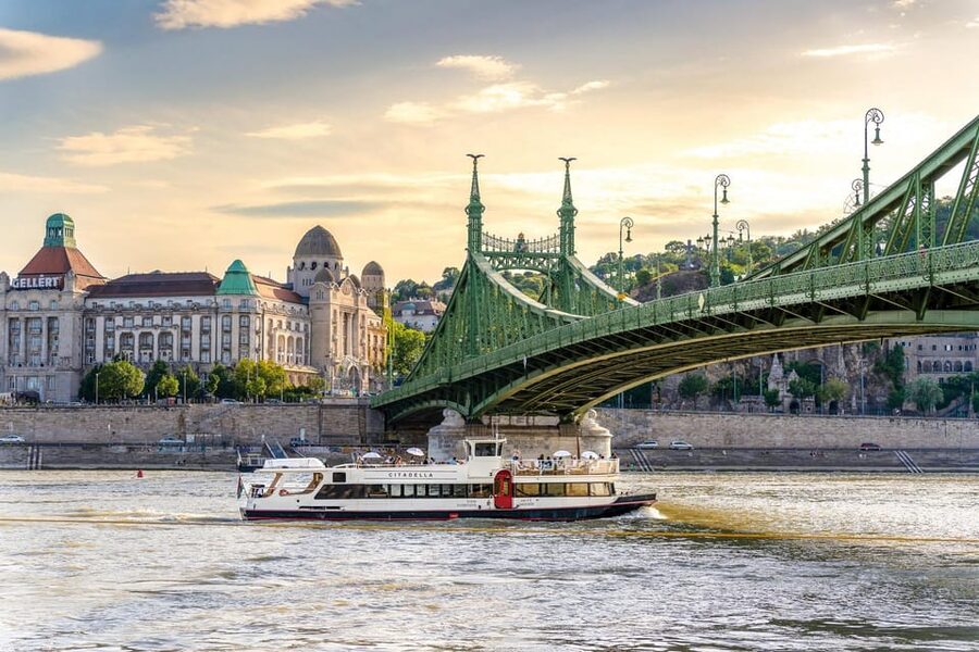 Budapest: Premium Sightseeing Cruise with Tokaj Frizzante - Using the audio guide without losing the view
