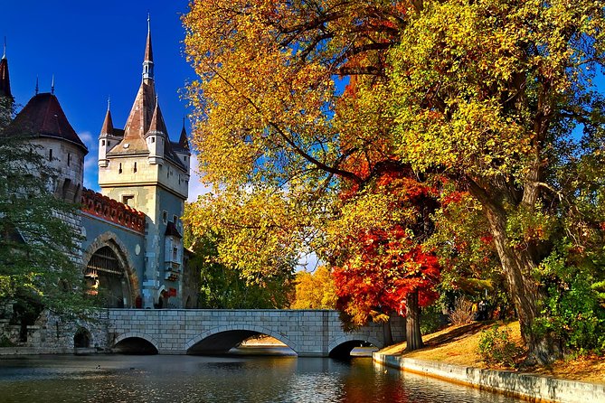 Budapest: Private 4-Hour Walking Tour with a Local - Pest landmarks and grand city architecture