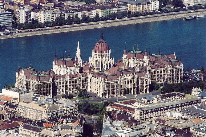 Budapest Private City Tour by car in 4 hours - The unnamed grand landmark