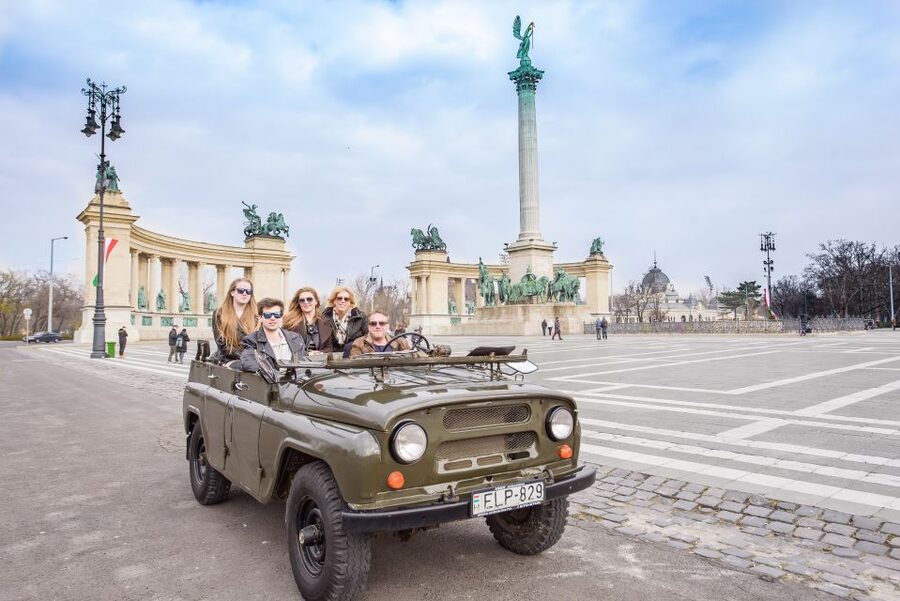 Budapest: Private City Tour with a Vintage Russian Jeep - Drinks, blankets, and the weather question