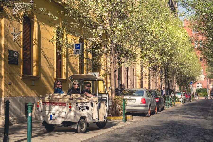Budapest: Private City Tuk-Tuk Tour & Boat Cruise - Guides, comfort and the occasional mechanical concern