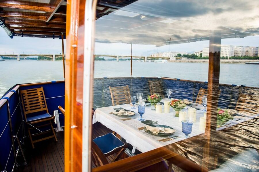 Budapest: Private Danube Yacht Cruise with Welcome Drink - North to Margaret Island, then back toward downtown
