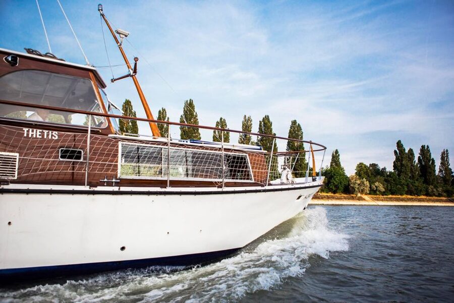 Budapest: Private Danube Yacht Cruise with Welcome Drink - The central Budapest panorama
