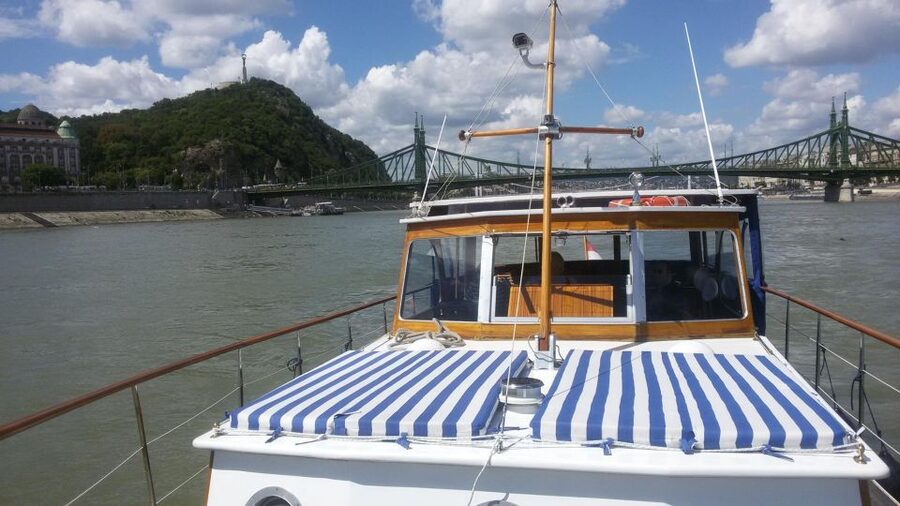Budapest: Private Danube Yacht Cruise with Welcome Drink - What the price means for different group sizes