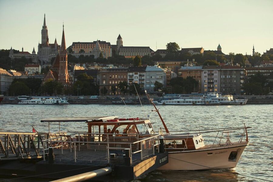 Budapest: Private Danube Yacht Cruise with Welcome Drink - What the personal service adds