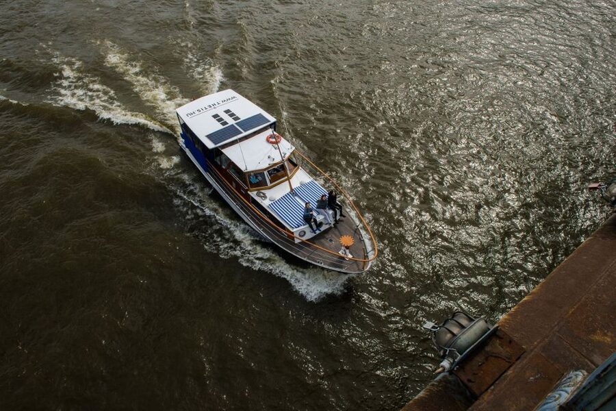 Budapest: Private Danube Yacht Cruise with Welcome Drink - Boarding near the Erzsébet Bridge