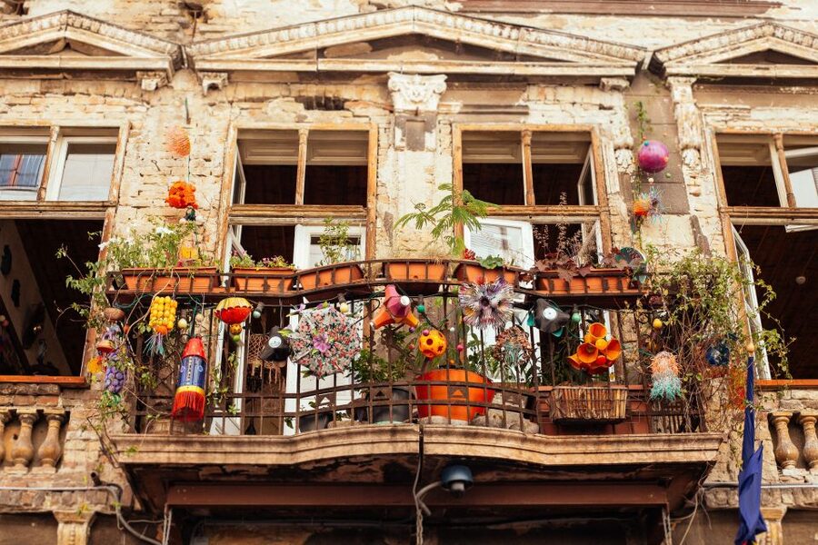 Budapest: Private Food Tour – 10 Tastings with Locals - Szimpla Kert and the changing face of the city