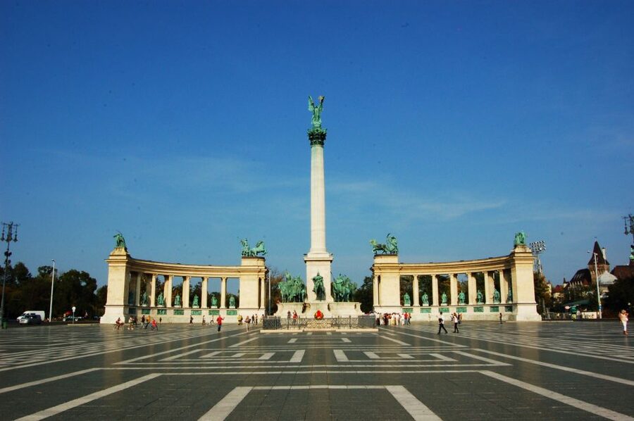 Budapest: Private Walking Tour of City with Spanish Guide - Liberty Square, Parliament, and the Danube