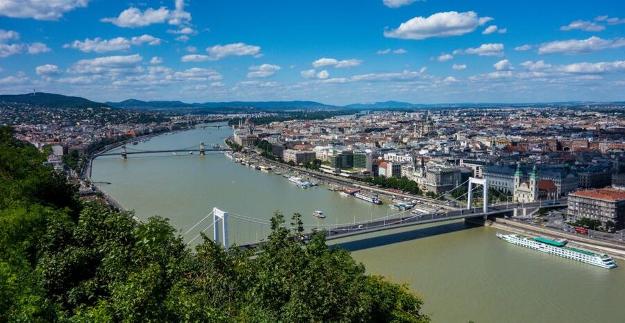 Budapest: Private Walking Tour of City with Spanish Guide - Starting in central Budapest