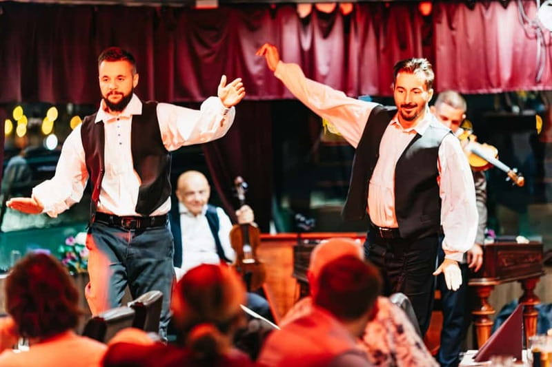 Budapest: Prosecco Dinner Cruise with Live Music - Seating, photographs, and comfort
