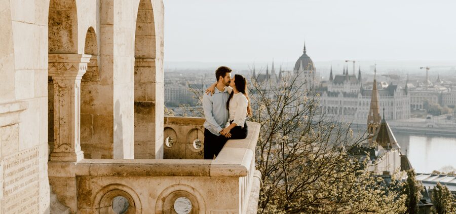 Budapest: romantic photoshoot at Buda's iconic sightseeings - Who should book this experience?