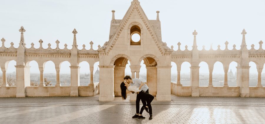 Budapest: romantic photoshoot at Buda's iconic sightseeings - Meeting at the Szent László statue