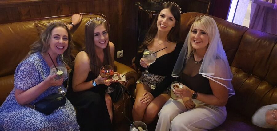 Budapest: Ruin Bar Pub Crawl with Entry Tickets - Guides make or break the evening