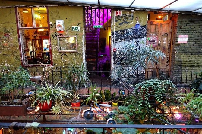 Budapest Ruin Bars Evening Walking Tour with Drinks & Snacks - What the guides add to the evening