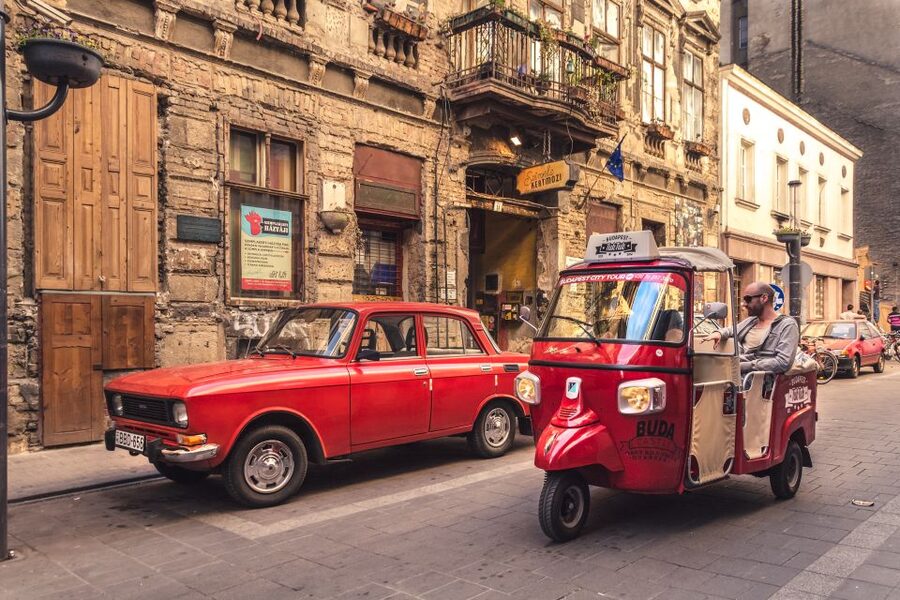 Budapest: Scenic Tuk Tuk Tour - The landmark sweep: Chain Bridge and Gresham Palace