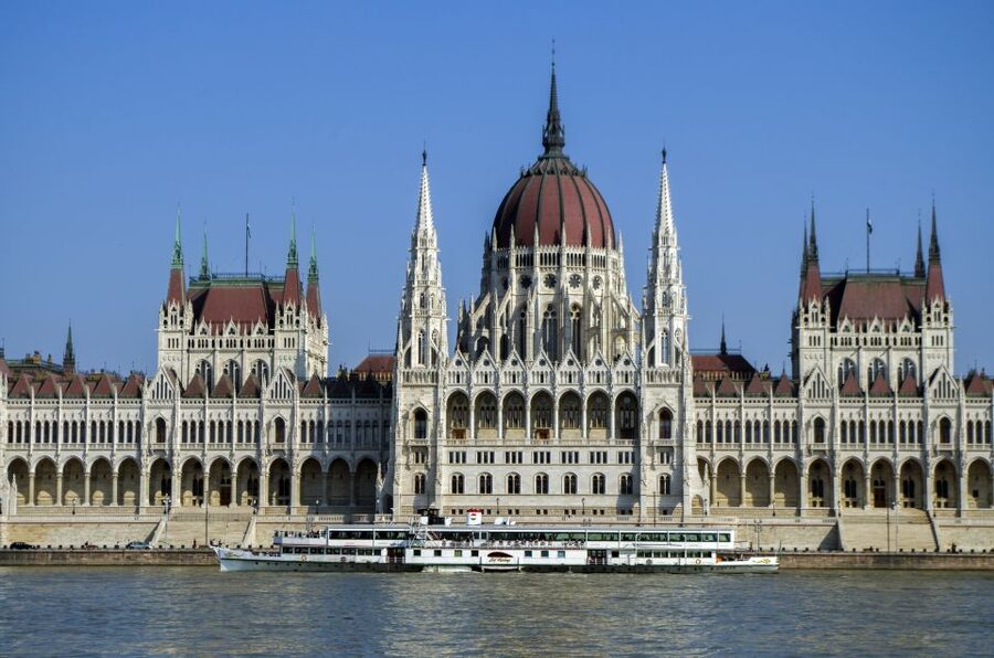 Budapest: Sightseeing Cruise on the Danube - Live music, drinks, and the ship’s engine room