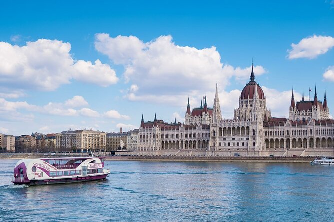 Budapest Sightseeing with Drink Included - The included drink and onboard atmosphere