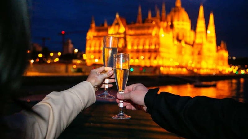 Budapest: Sip and Sail River Cruise with Unlimited Prosecco - Choosing your seat and handling the drink service