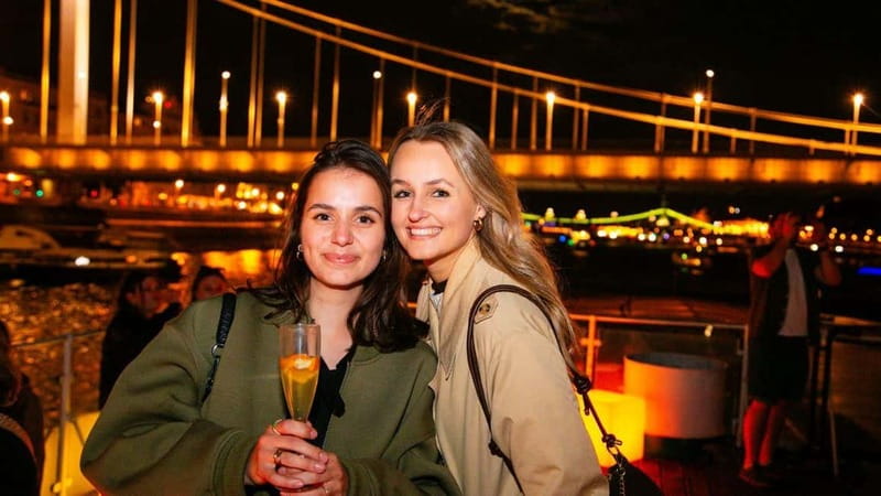 Budapest: Sip and Sail River Cruise with Unlimited Prosecco - Party boat or relaxed evening on the Danube?