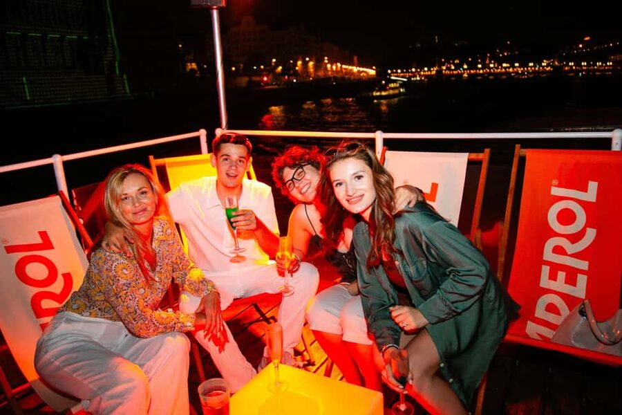 Budapest: Sip & Sail Danube Cruise with Prosecco Cocktails - The drinks: Prosecco cocktails, beer, and quick refills