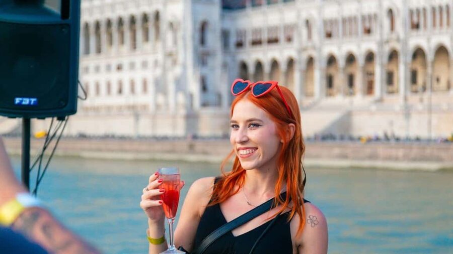 Budapest: Sip & Sail Danube Cruise with Prosecco Cocktails - Who should book this cruise?