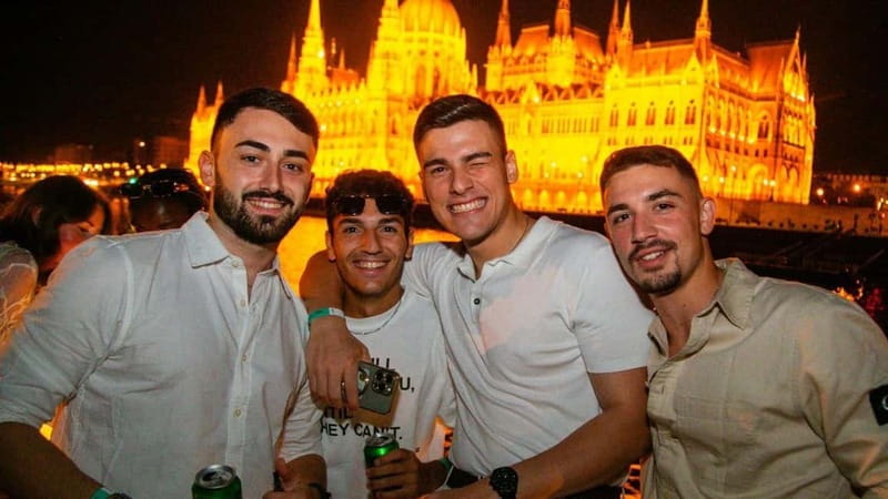 Budapest: Sip & Sail Danube Cruise with Unlimited Beer - Gellért Hill and Budapest’s southern landmarks