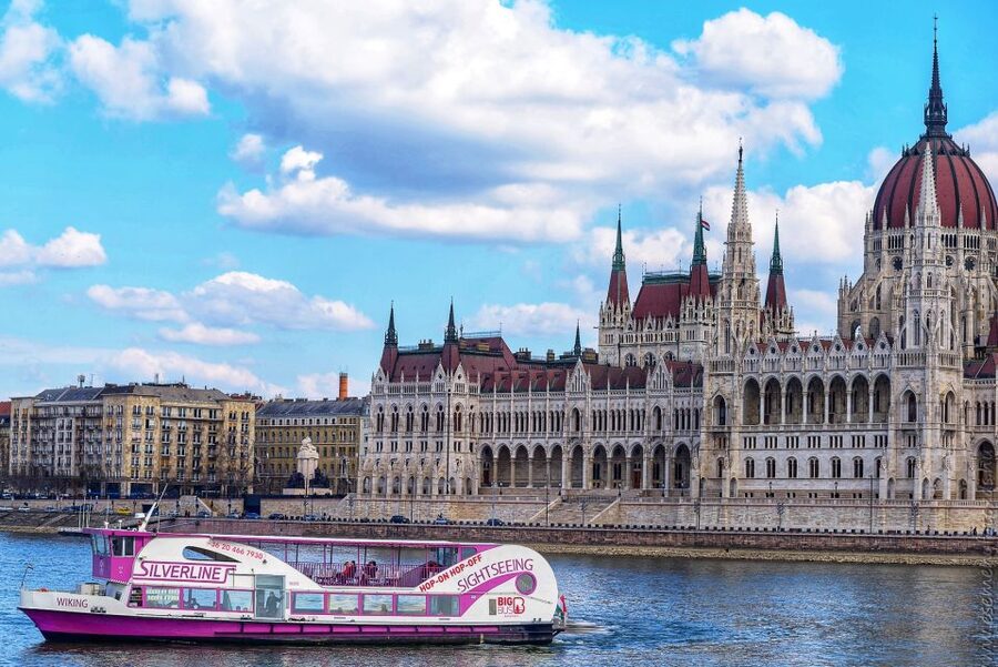 Budapest: Skyline Sightseeing Cruise with Parliament View - Upper deck, seating, and weather
