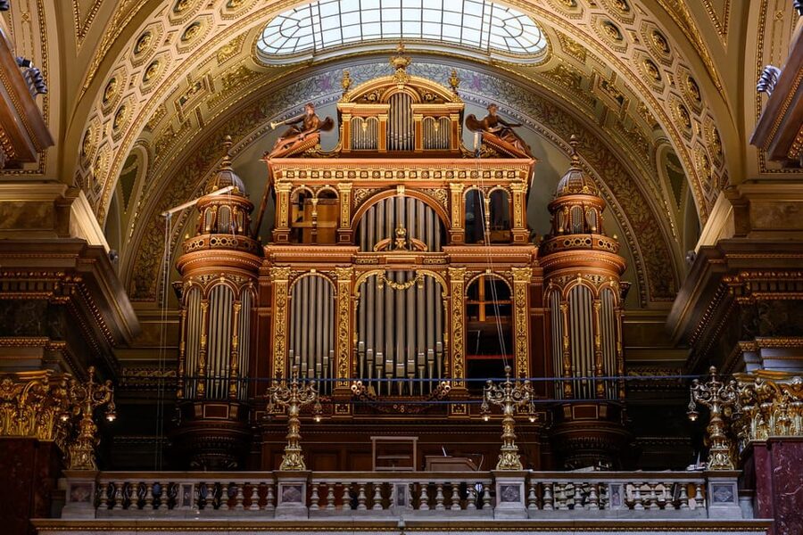 Budapest: St.Stephen's Basilica Grand Organ Concert Tickets - The organist’s explanation in the gallery