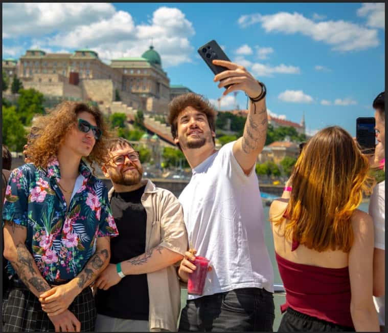 Budapest: Sunset Cruise with 2 Cocktails - Buda Castle and the hillside panorama