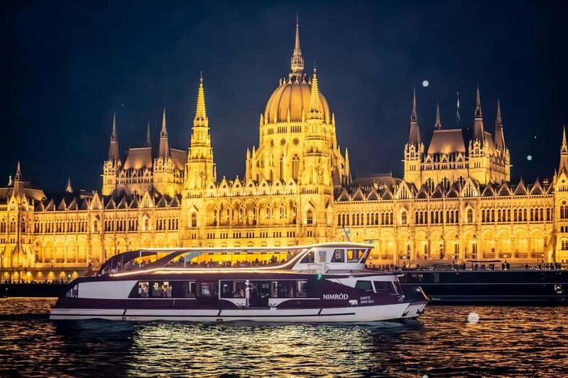 Budapest: Sunset Cruise with 2 Cocktails - Upper deck photographs and lower deck comfort