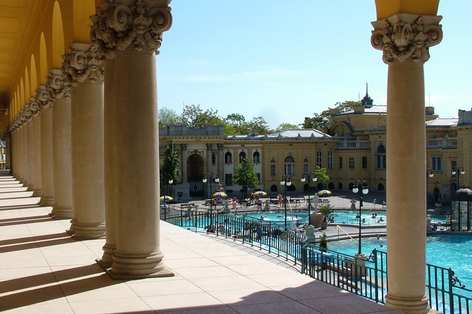 Budapest Széchenyi Spa with Danube Cruise and Optional Dinner - Changing cabins, lockers, and what to pack