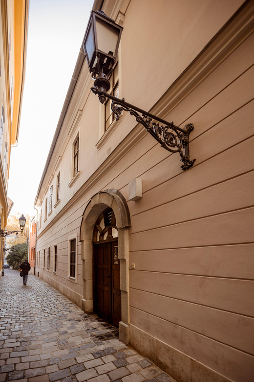 Budapest: The WWII Siege of Buda Castle & Bomb Shelter Tour - Úri Street and the signs left by the siege