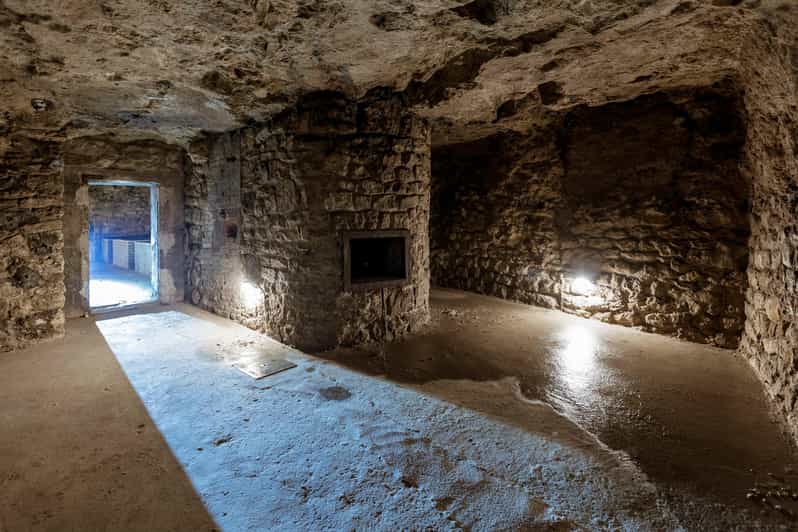 Budapest: The WWII Siege of Buda Castle & Bomb Shelter Tour - Entering the Buda Castle Cave