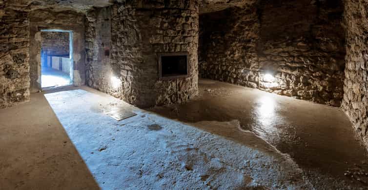 Budapest: The WWII Siege of Buda Castle & Bomb Shelter Tour - Meeting at Dísz Square and walking into the past