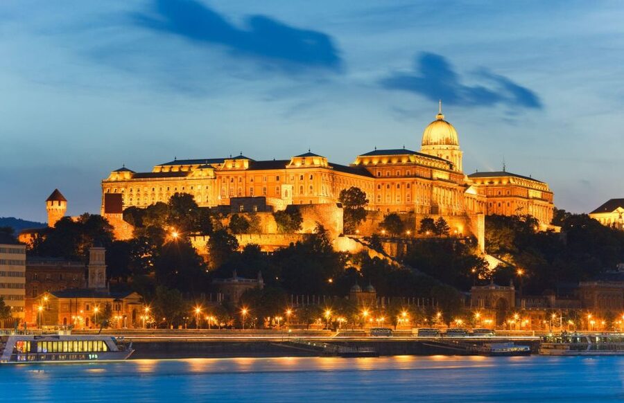Budapest: Unlimited Prosecco and Wine Sightseeing Cruise - Margaret Bridge and Parliament: the first grand views