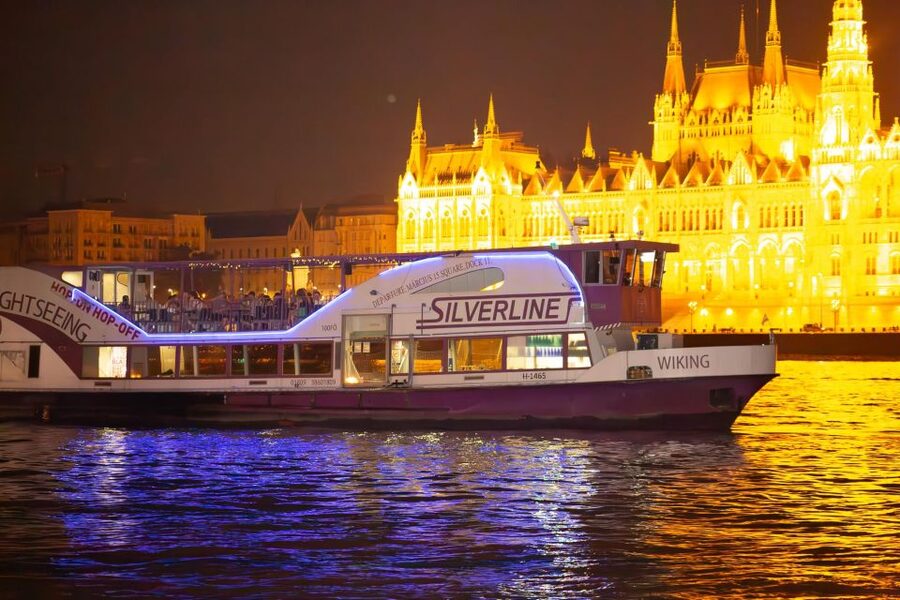 Budapest: Unlimited Prosecco and Wine Sightseeing Cruise - Chain Bridge and the Castle District