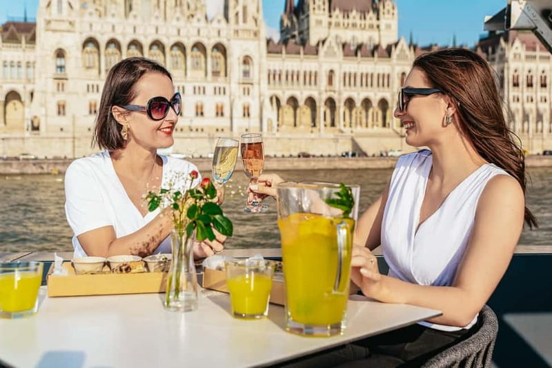 Budapest: Unlimited Prosecco, Beer and Aperol Spritz Cruise - A 75-minute introduction to Budapest from the Danube