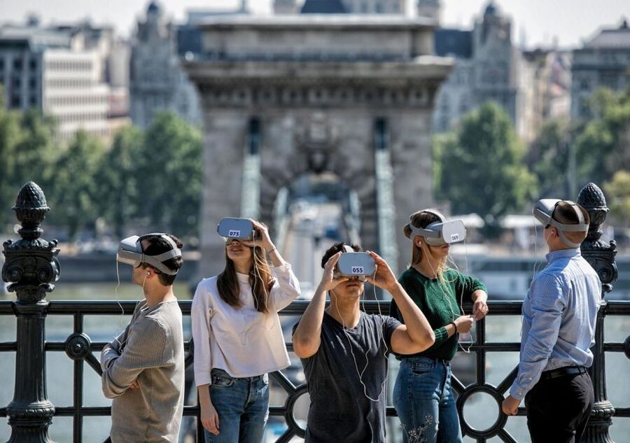 Budapest: Virtual Reality Tour in 8 Languages - Stop six: the final link between past and present
